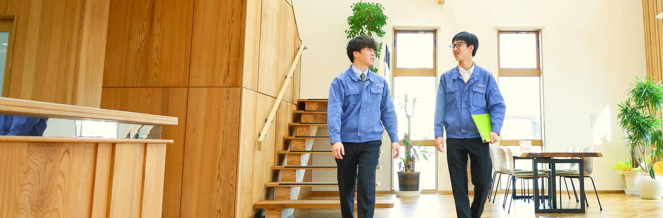 フロアを歩く社員の様子