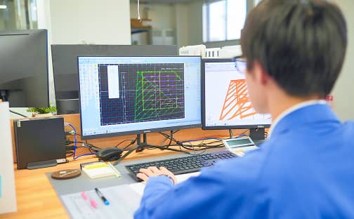 仕事中の社員の様子（設計）