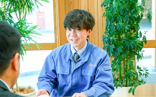 仕事中の社員の様子（営業）