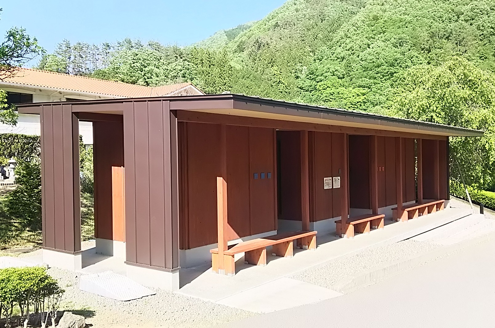 上野村トイレ（『CLT＋軸組』工法）