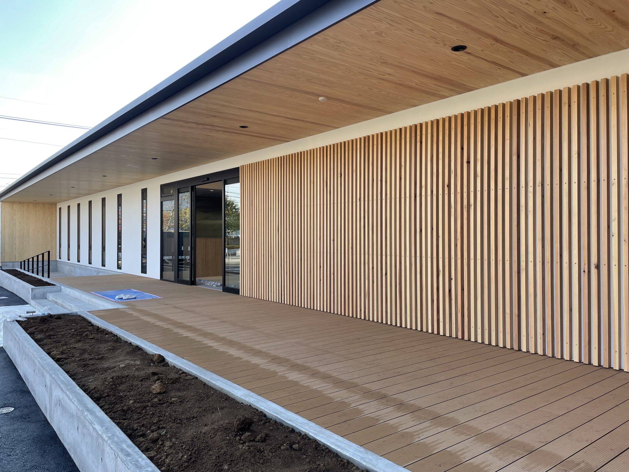 某店舗（羽目板・ﾙｰﾊﾞｰデッキ施工）