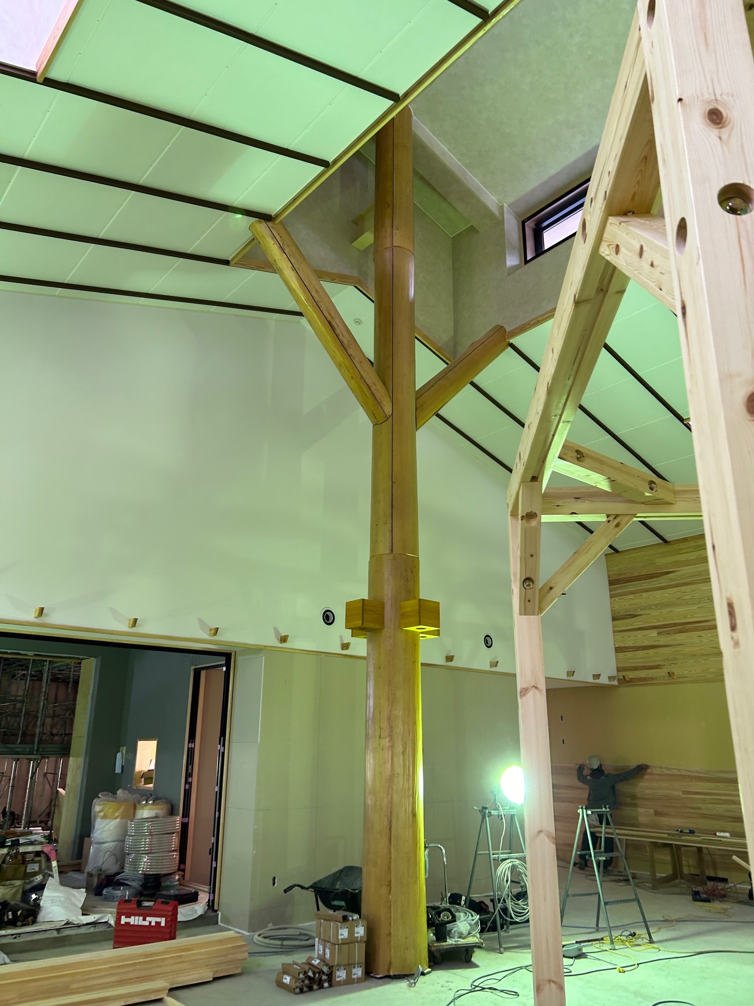 某施設　杉四つ割