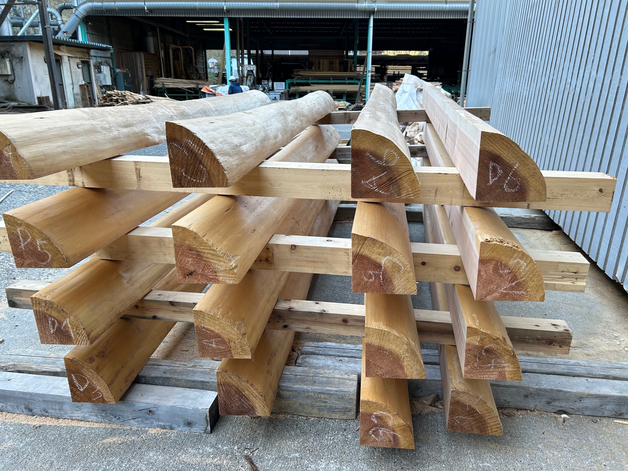 某施設　杉四つ割